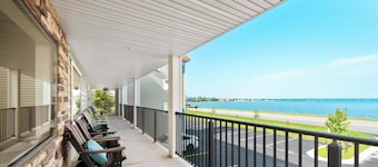 Gold Coast Inn - At the Bay in Traverse City