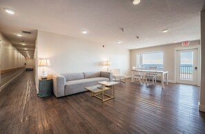 Lobby sitting area - Kasa Gold Coast Inn Traverse City (Traverse City)