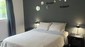 3 bedrooms, desk, iron/ironing board, free WiFi