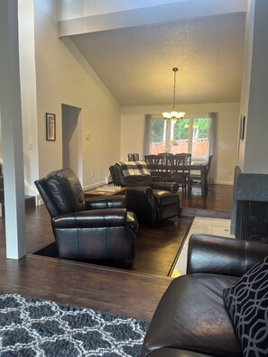 Smart-TV, peis og bøker