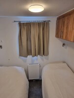 2 habitaciones, muebles diferentes y ropa de cama 