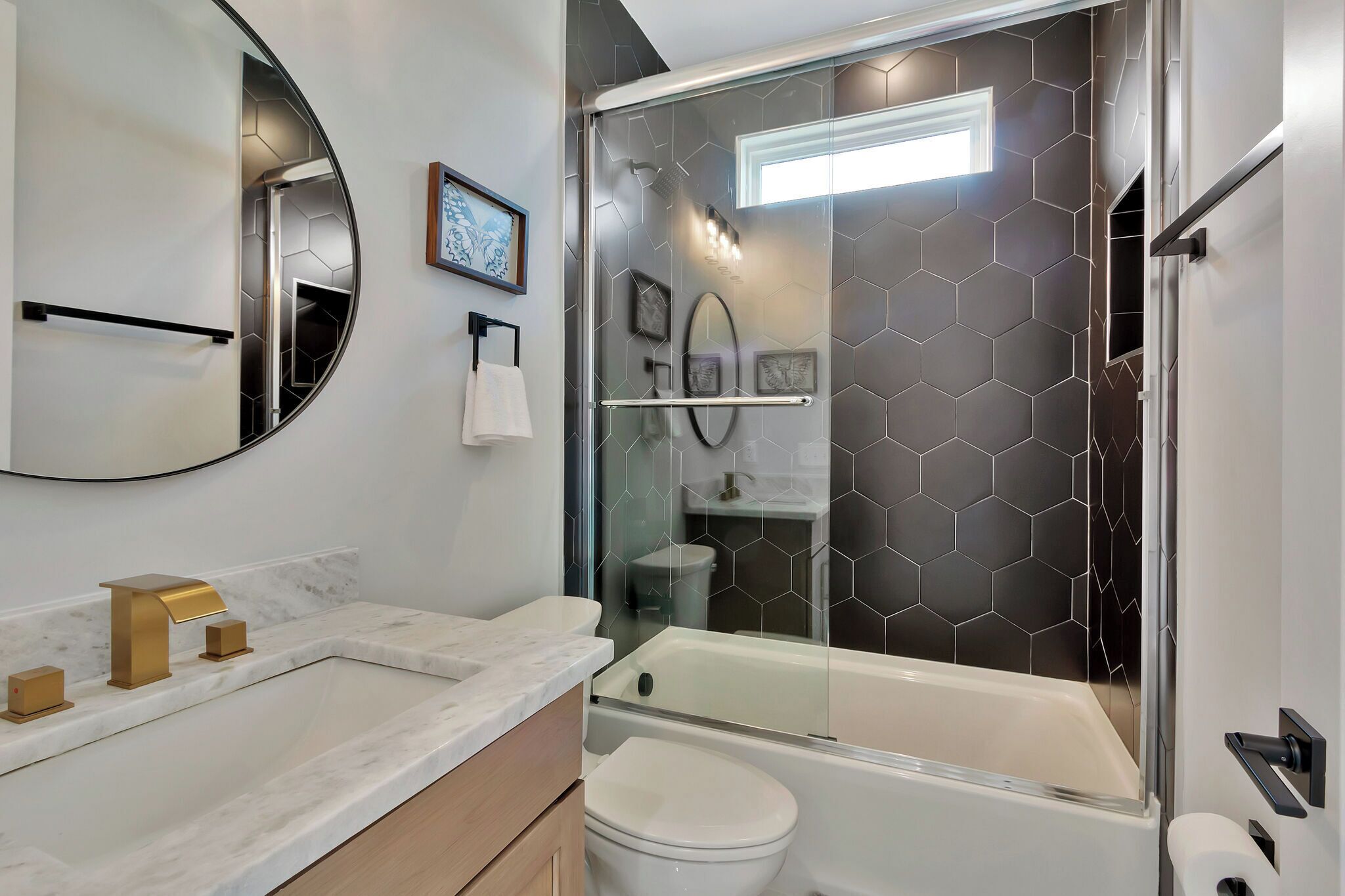 Serviettes fournies, savon, shampooing, papier de toilette