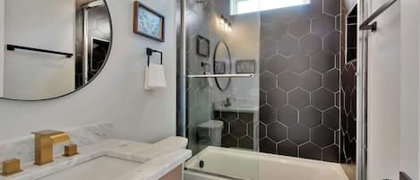 Serviettes fournies, savon, shampooing, papier de toilette