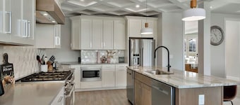 Aqua-dream , Beautiful 8 bedroom house on the lake with hot tub and dock!!