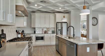 Aqua-dream , Beautiful 8 bedroom house on the lake with hot tub and dock!!