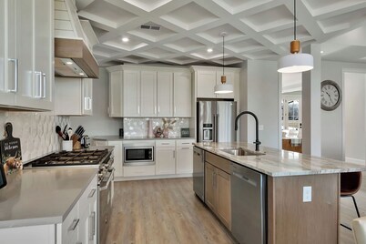 Aqua-dream , Beautiful 8 bedroom house on the lake with hot tub and dock!!