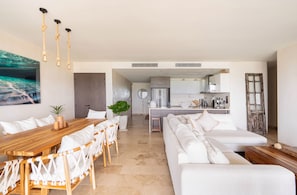 Premium appartement, 3 slaapkamers, balkon, uitzicht op zee (Antal 101) | Woonruimte | Een 55-inch smart-tv met digitale zenders, Netflix en streamingdiensten