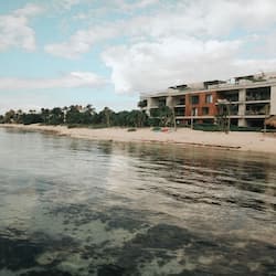 Plage privée, navette pour la plage, chaises longues, parasols