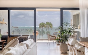 Appartement Premium, 3 chambres, balcon, vue mer (Antal 101) | Coin séjour | TV connectée, Netflix, services de streaming, espaces bureaux