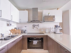 Appartement Premium, 3 chambres, balcon, vue mer (Antal 101) | Cuisine privée | Grand réfrigérateur, micro-ondes, four, plaque de cuisson