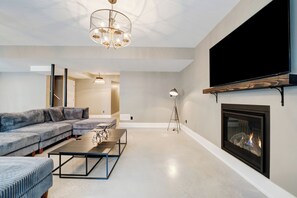 Smart TV, fireplace