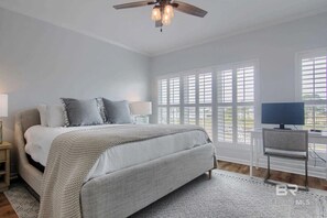 3 室のベッドルーム、デスク、WiFi、ベッドシーツ