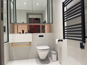 ヘアドライヤー、タオル、石鹸、シャンプー