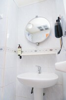 Departamento 06 | 浴室 | 淋浴/盆浴组合、大花洒淋浴喷头、吹风机、毛巾