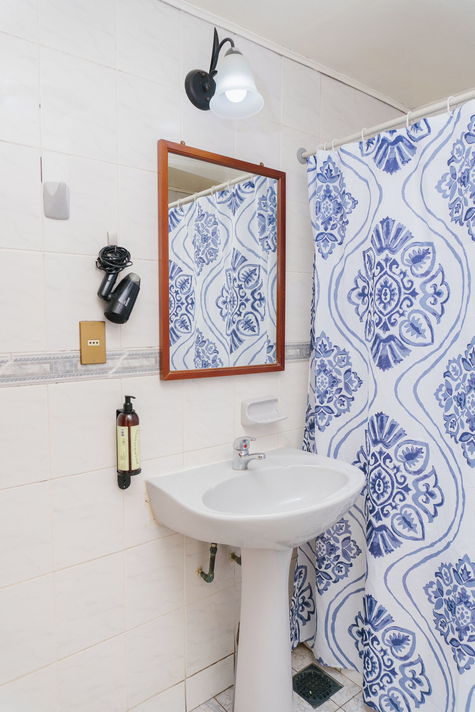 Departamento 02 | Bathroom | Combined shower/tub, rainfall showerhead, hair dryer, towels