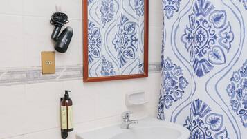 Departamento 02 | Badezimmer | Duschwanne, Regendusche, Haartrockner, Handtücher