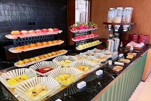 朝食 (ビュッフェ)、毎日提供 (有料)