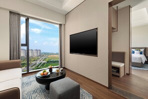 Suite, 1 slaapkamer (Living Area) | Luxe beddengoed, een minibar, individueel gedecoreerd, een bureau