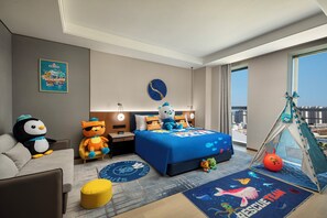 Luxe beddengoed, een minibar, individueel gedecoreerd, een bureau
