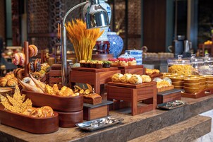 Daily buffet breakfast (CNY 128 per person)