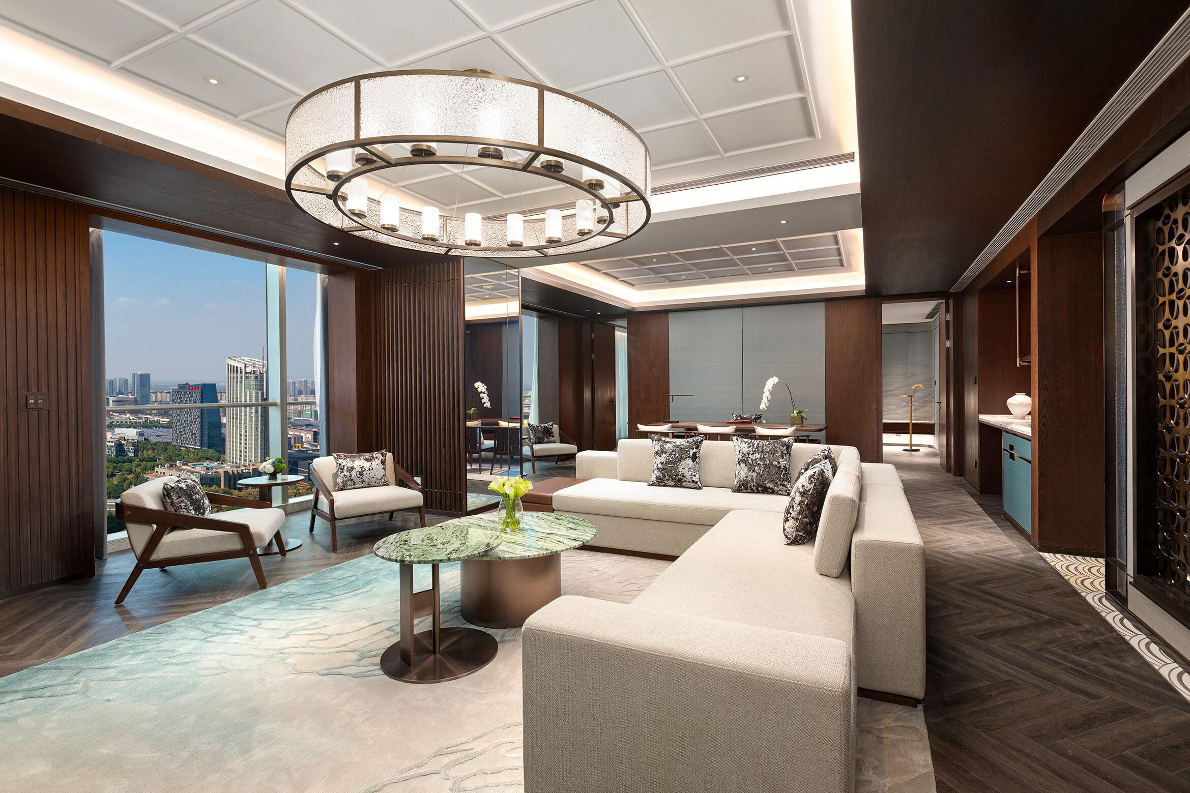 Royal Suite | Free cribs/infant beds, rollaway beds, bed sheets