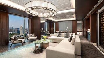 Royal Suite | Free cribs/infant beds, rollaway beds, bed sheets