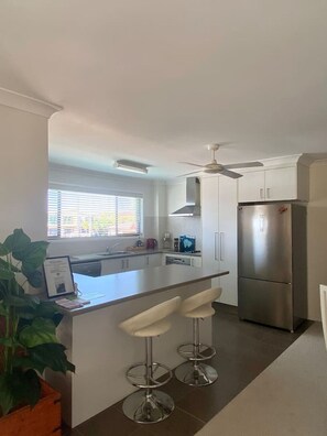 Geladeira, micro-ondas, fogão, cooktop