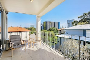 Property grounds - Coastal Home: Steps to Coolangatta Beach w balcony (Coolangatta)