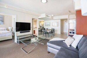 TV - Surfers Skyline: Beach View, Pools, Spa & Gym (Surfers Paradise)