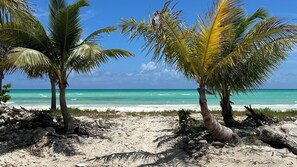 En la playa, camastros y toallas de playa