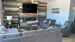 TV connectée, cheminée, livres, chaîne hi-fi