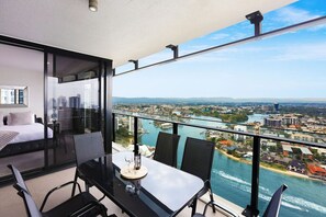 Outdoor dining - Circle on Cavill Stunning Apartment 25FL (Surfers Paradise)
