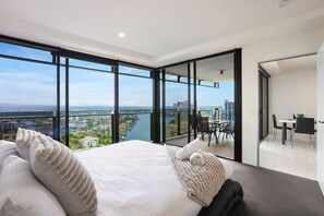 1 bedroom, iron/ironing board, travel crib, WiFi - Circle on Cavill Stunning Apartment 25FL (Surfers Paradise)