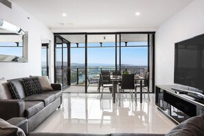 TV - Circle on Cavill Stunning Apartment 25FL (Surfers Paradise)