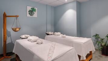 Salas de tratamiento para parejas, un sauna, una bañera de hidromasaje