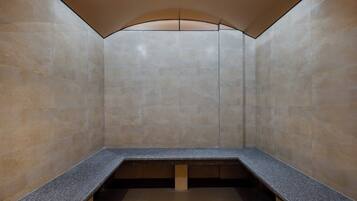 Salas de tratamiento para parejas, un sauna, una bañera de hidromasaje