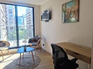 32-inch Smart TV with cable channels, Netflix, streaming services - JC Apart Hotel Providencia (Santiago)