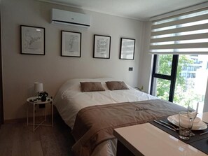 Standard Studio | In-room safe, laptop workspace, blackout drapes, iron/ironing board