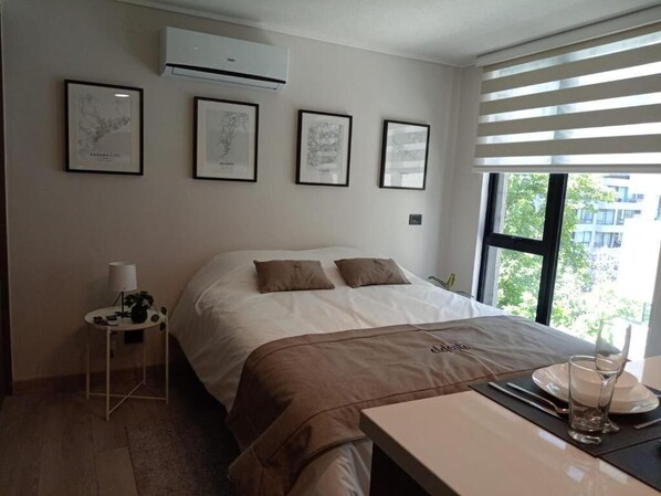 Studio – standard | Safe på rommet, skrivebord for bærbar PC og blendingsgardiner