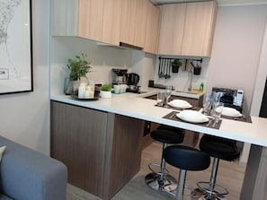 Departamento, 2 habitaciones | Caja de seguridad en la habitación y espacio para trabajar con laptop