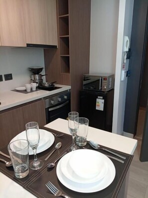 Standard Studio | In-room safe, laptop workspace, blackout drapes, iron/ironing board