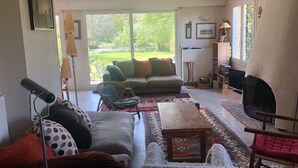 Una sala de estar acogedora con un sofá, sillones, una mesa de centro y una chimenea.