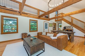 Smart TV, fireplace, ping pong - Mtn Cabin with Views, Hot Tub+Grill, Wood Stove, WiFi, Private & Close to Town. (Burnsville)