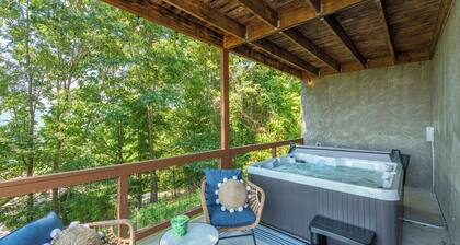 Cozy Cabin in town with a View! Hot Tub+Grill+WiFi
