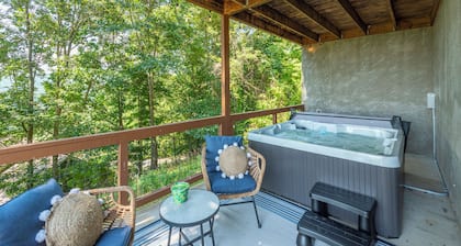 Mtn Cabin with Views, Hot Tub+Grill, Wood Stove, WiFi, Private & Close to Town.