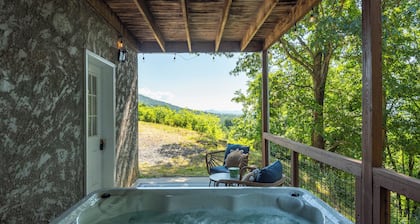 Mtn Cabin with Views, Hot Tub+Grill, Wood Stove, WiFi, Private & Close to Town.