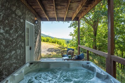 Mtn Cabin with Views, Hot Tub+Grill, Wood Stove, WiFi, Private & Close to Town.