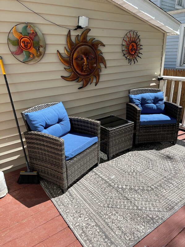 Terrace/patio - Charming 2-bedroom house with WiFi, AC in pleasant Meriden (Meriden)