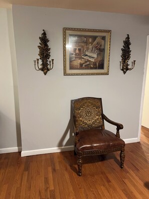 Interior - Charming 2-bedroom house with WiFi, AC in pleasant Meriden (Meriden)