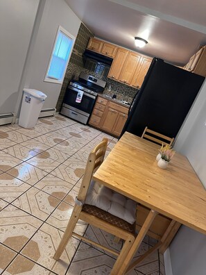 Microwave, oven, stovetop - Charming 2-bedroom house with WiFi, AC in pleasant Meriden (Meriden)